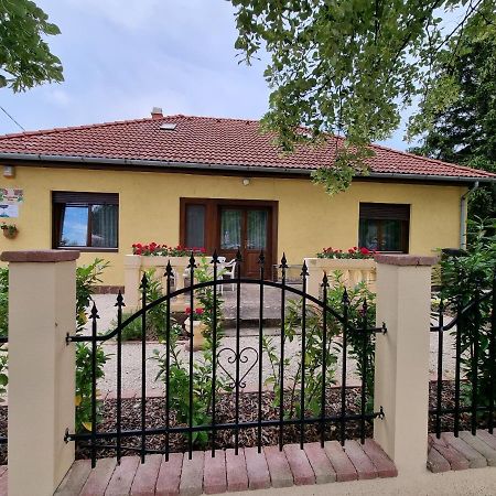Ferienwohnung Muskatlis Haz Balatonlelle Exterior foto