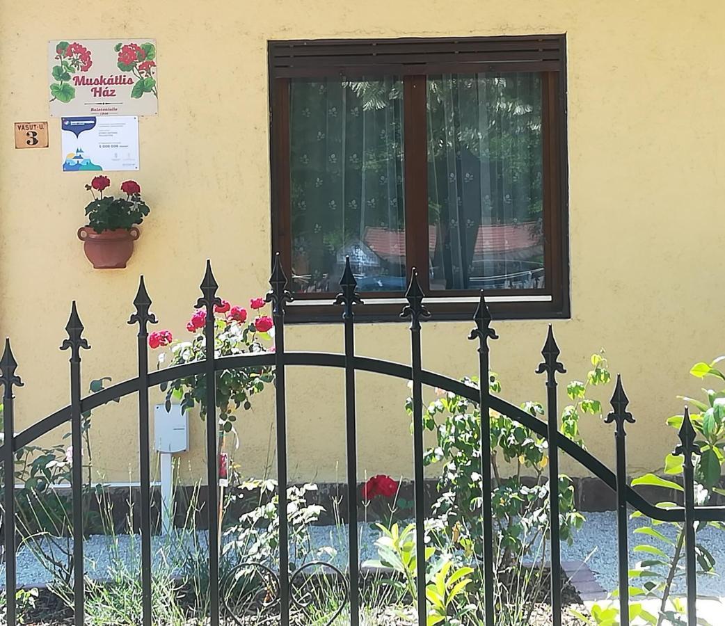 Ferienwohnung Muskatlis Haz Balatonlelle Exterior foto